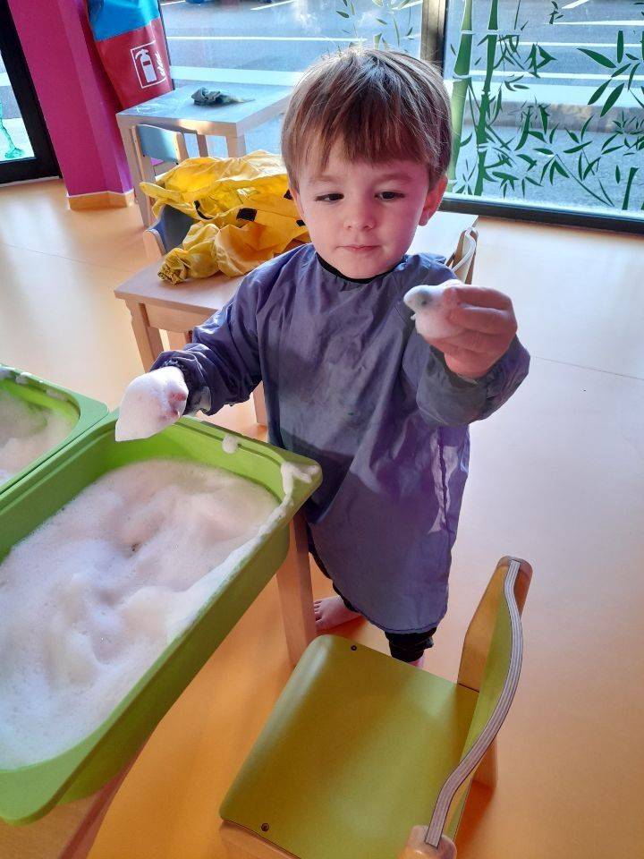 enfant qui joue dans une crèche