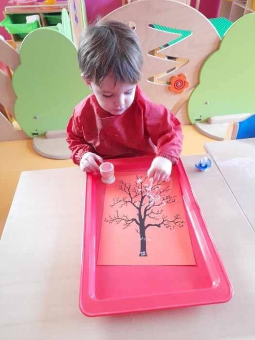 enfant qui joue dans une crèche
